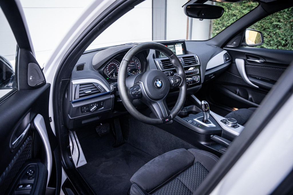 BMW 1 Serie 118i M-Sport AUT8 I Carplay I Camera I Harman/Kardon I Alcantara I Dealer-onderhouden 51512617-2.jpg | Luitjes Car Company