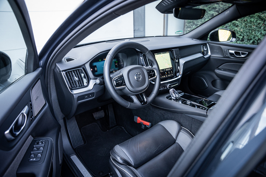 Volvo V60 2.0 T6 350pk Plug-in hybrid AWD Plus Dark|Pano|H&K|Elek-trekhaak|360°|NL-auto|Dealer-onderhouden 52219304-2.jpg | Luitjes Car Company