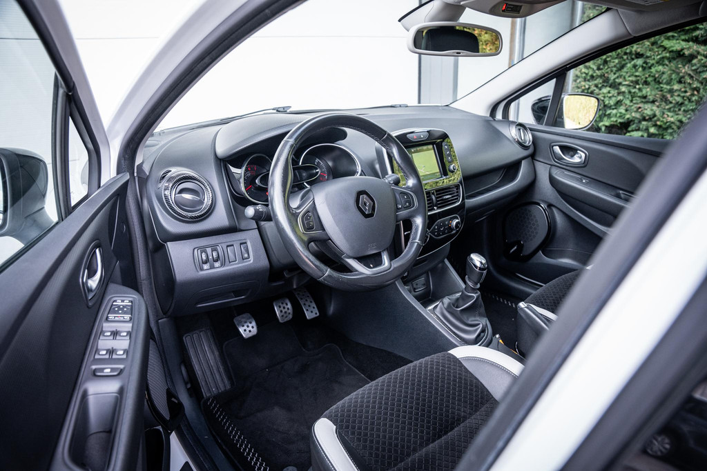 Renault Clio Estate 1.2 TCe 120pk Bose 52889271-2.jpg | Luitjes Car Company