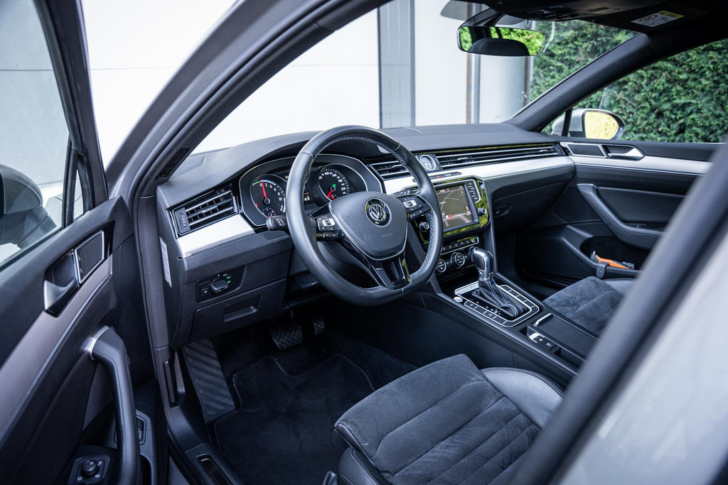 Volkswagen Passat Variant 1.4 TSI GTE Highline 53353356-2.jpg | Luitjes Car Company