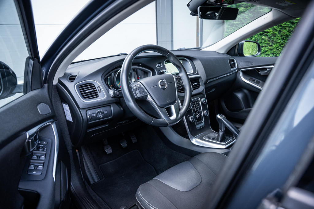 Volvo V40 2.0 T2 Momentum 54647909-2.jpg | Luitjes Car Company
