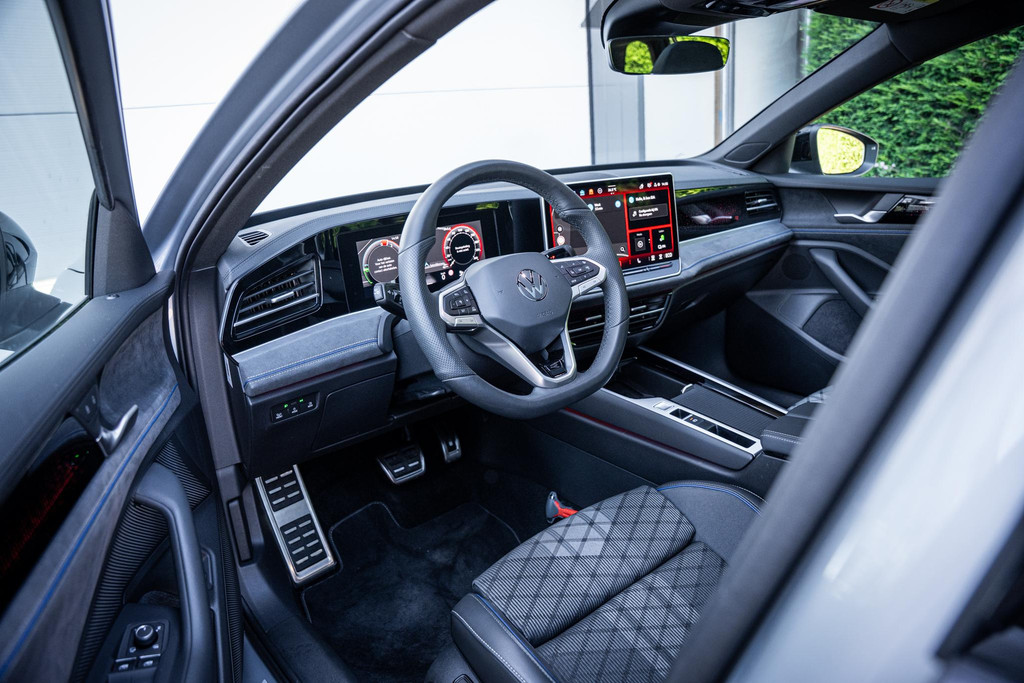 Volkswagen Passat Variant 1.5 eHybrid R-Line Black-Style 54761697-2.jpg | Luitjes Car Company