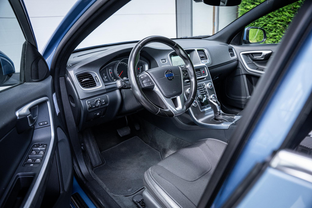 Volvo S60 1.5 T3 AUT6 Summum 55539929-2.jpg | Luitjes Car Company