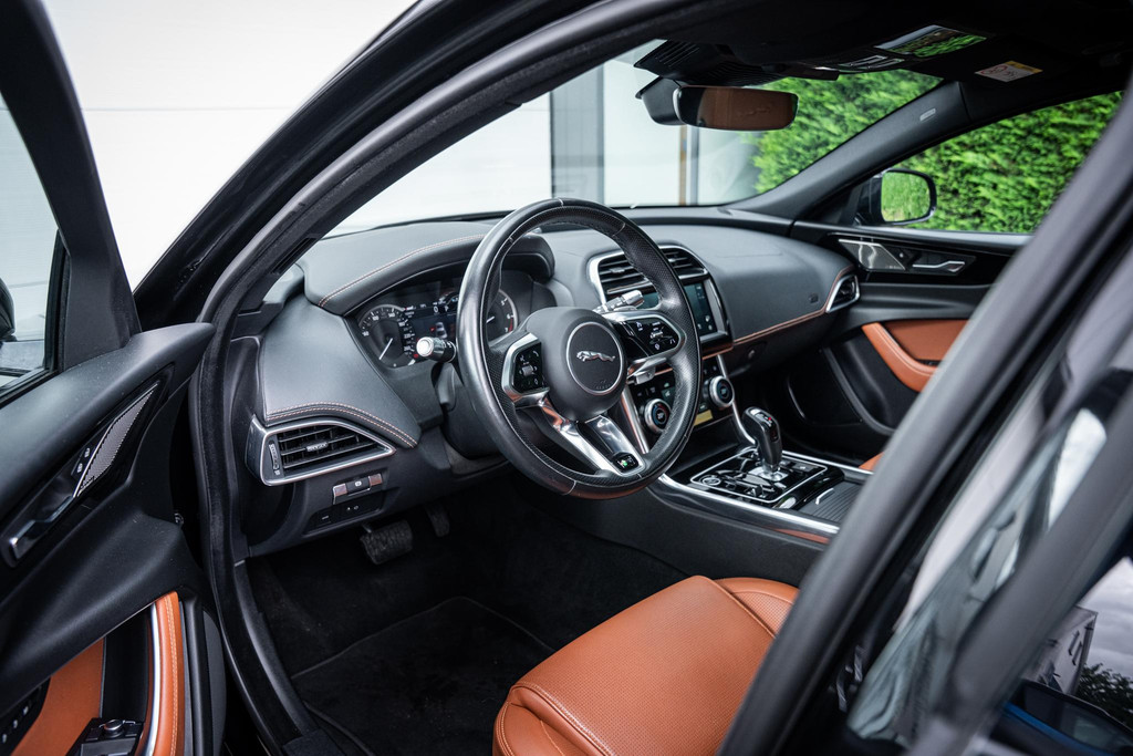 Jaguar XE 2.0 P250 R-Dynamic HSE Black-Pack 56889230-2.jpg | Luitjes Car Company