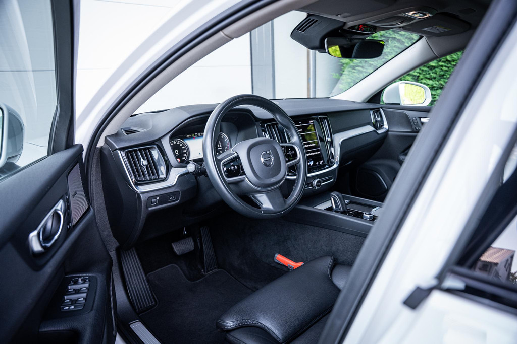 Volvo V60 Cross Country 2.0 250pk B5 AWD Pro Org.NL 57326860-2.jpg | Luitjes Car Company