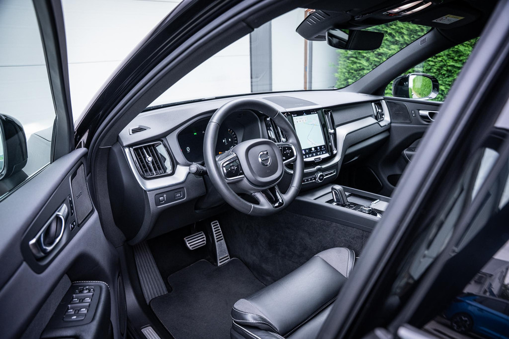 Volvo XC60 2.0 B4 R-Design 57326941-2.jpg | Luitjes Car Company
